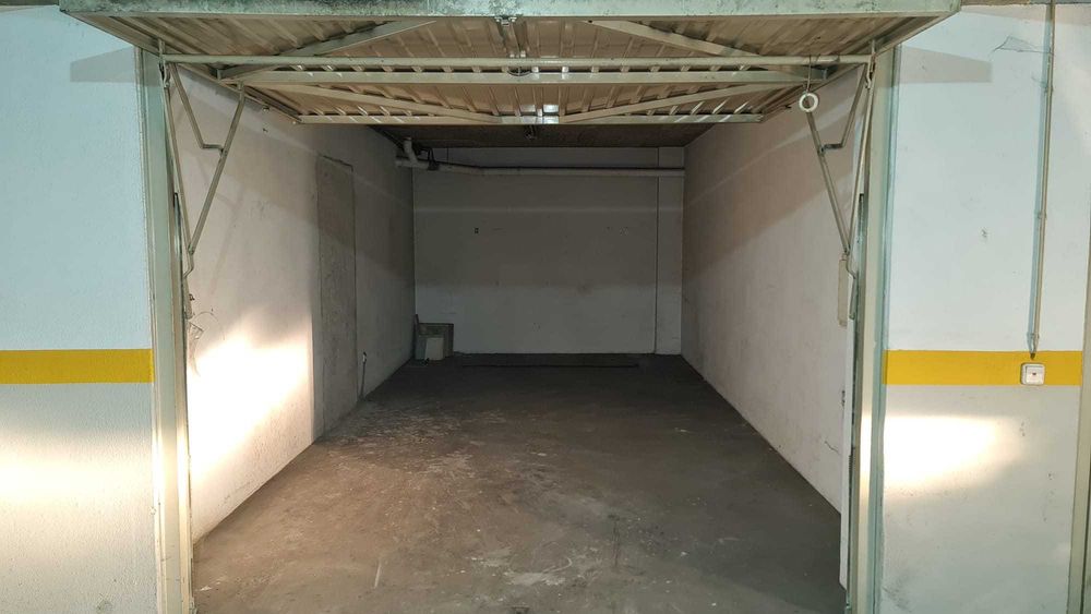 ERE7 - Garagem grande para arrendamento