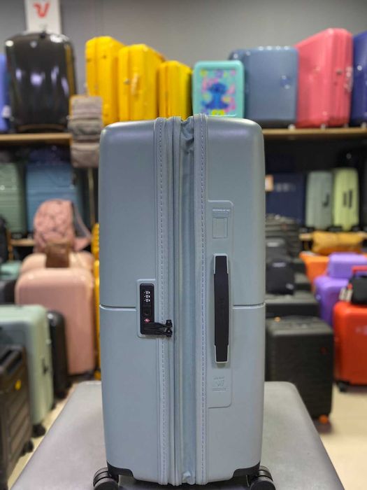 Чемодан American Tourister средний с росширеннием и плавными колёсами