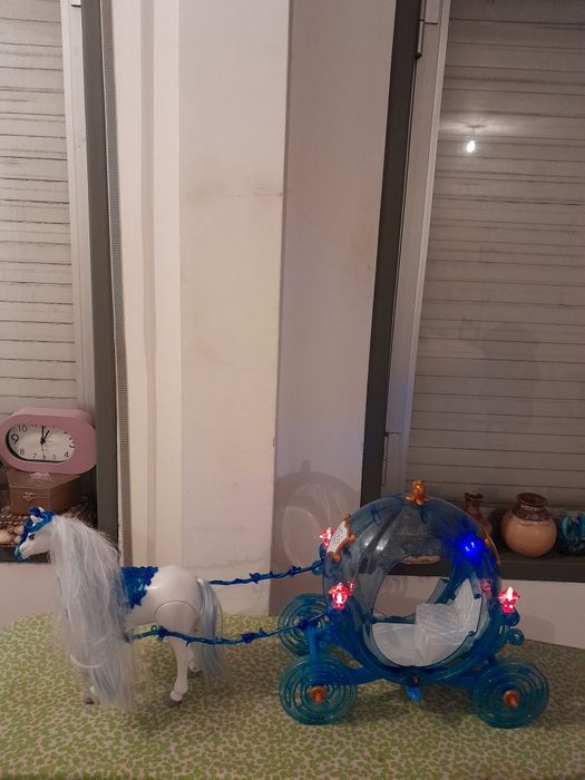 Vendo Cavalo e Coche de Brincar para Criança a pilhas em bom estado