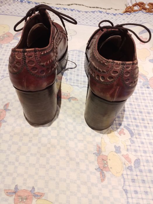 Par da sapatos com 50 anos fora da comum