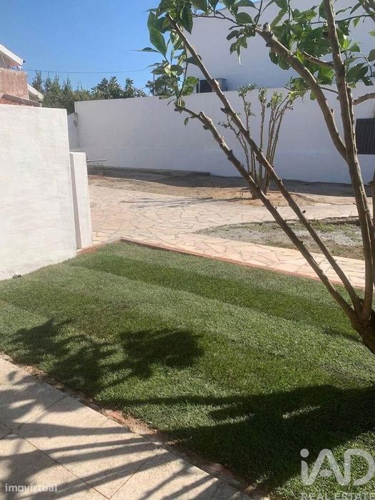 Casa / Villa T1 em Charneca de Caparica e Sobreda
