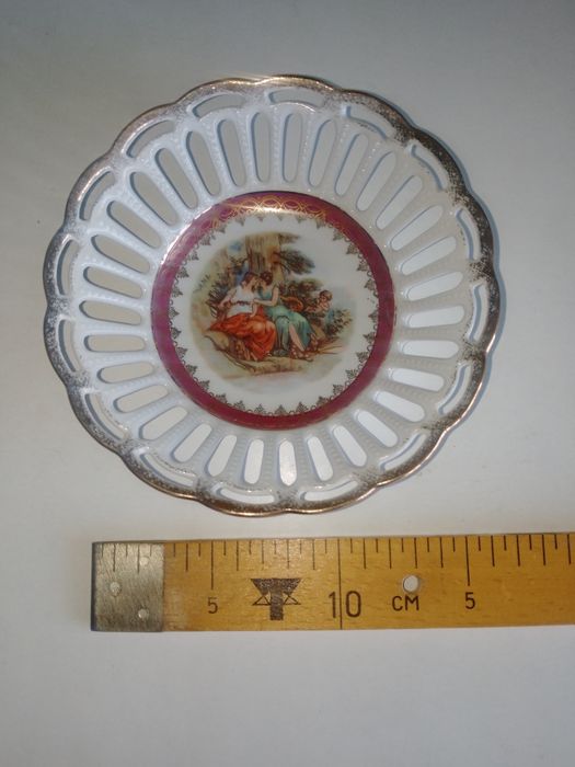 Продаються художні вироби зі скла та фарфору виробництва ГДР та СРСР.