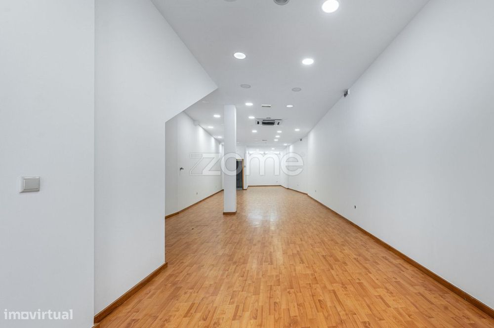 Prédio com Loja + 2 Apartamentos T1 e Terreno | Centro de Valongo
