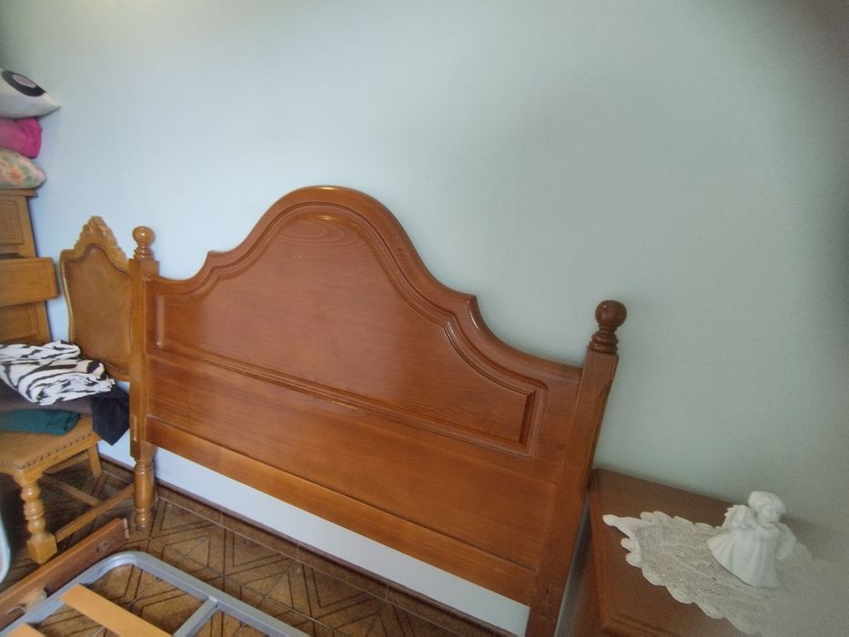 Cama Semi-Nova com Mesas de Cabeceira