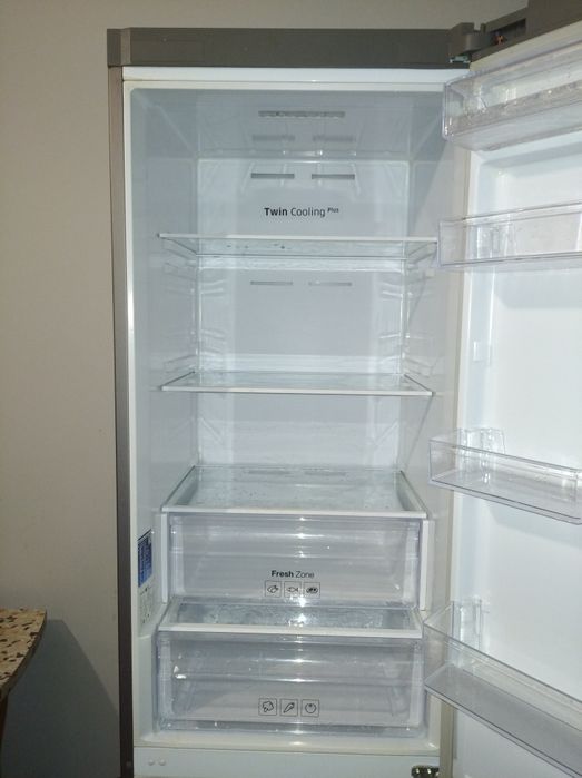 Продається двокамерний інверторний холодильник Samsung  RL37J5218SS