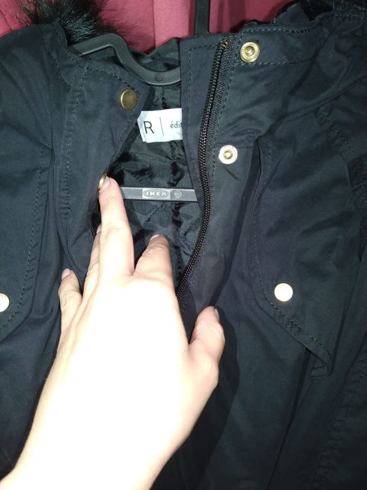 Casaco preto e um casaco com pêlo