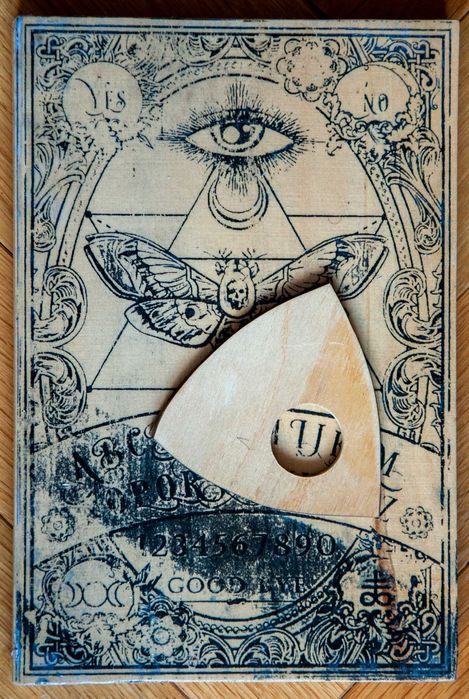 Tablica Ouija wywoływanie duchów halloween plansza spirytyz