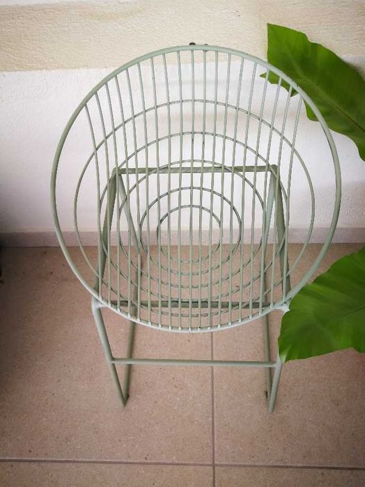 Cadeira em metal verde - 2 unidades disponíveis