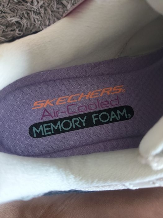 Vende-se tênis novos da marca skechers originais para mulher