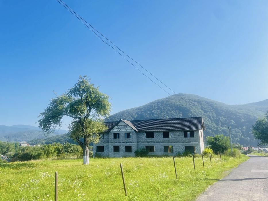 Продається 2-х поверхова забудова під готель в с. Солочин