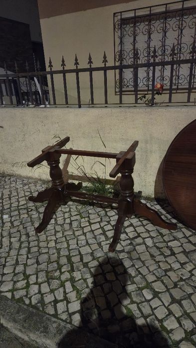 Mesa de jantar em madeira