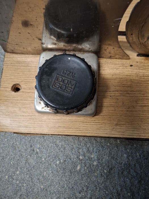 Dwie stare krajalnice do chleba