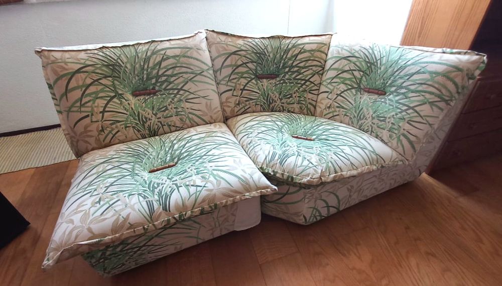 Mesa de abas e cadeiras em pinho e sofás!