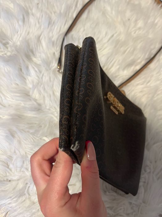 Torebka GUESS monogram na długim łańcuszku