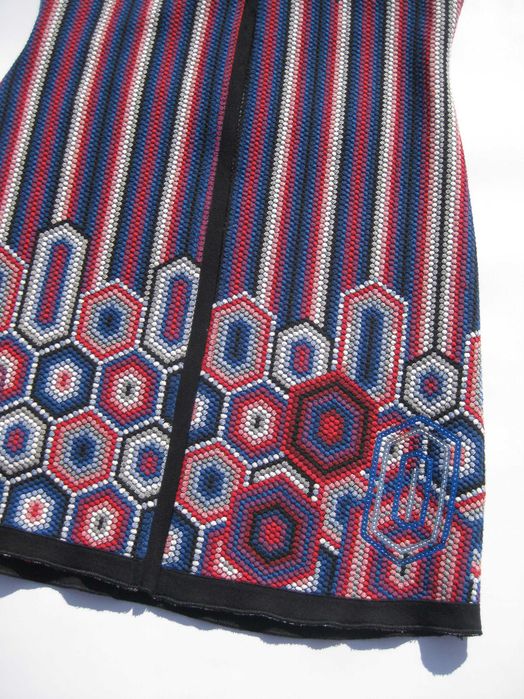 Яркое платье с принтом абстракция эффект вышивки Desigual L