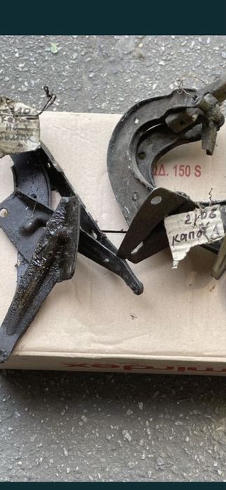 Кріплення  капоту  автомобіля ВАЗ 2106 ;  ВАЗ 2110