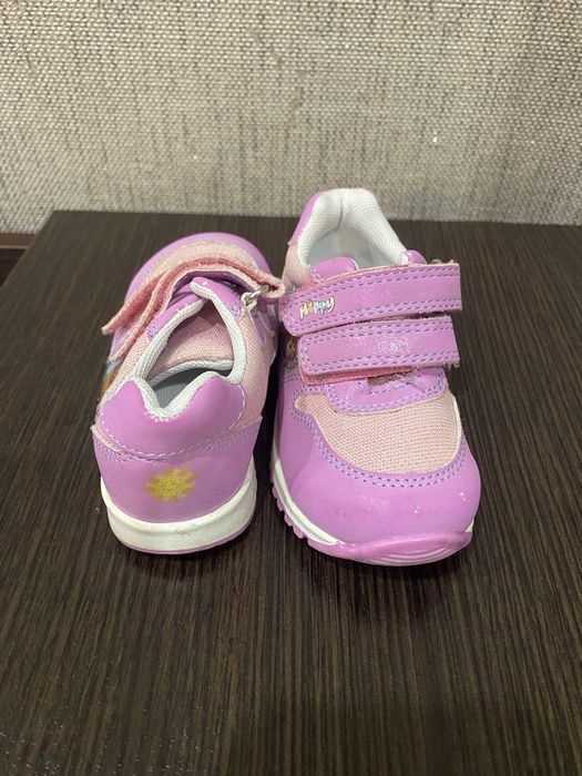 Взуття весняне (кросівки) для дівчини