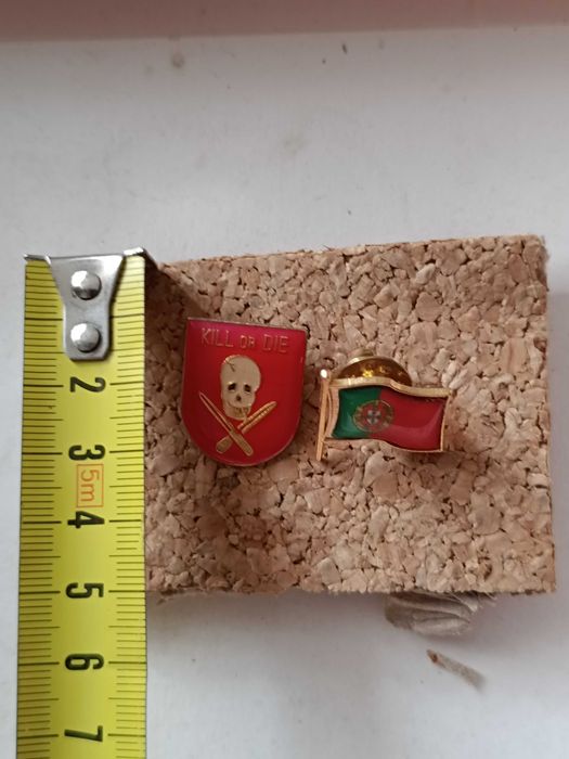 2 Pins antigos  Live or Die e de Portugal