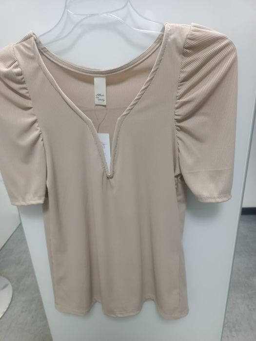 Bluzka damska z ozdobnym dekoltem