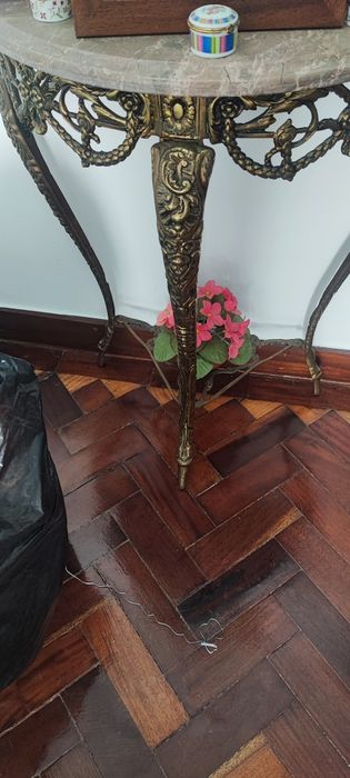 Mesa e espelho em latão com Pedra