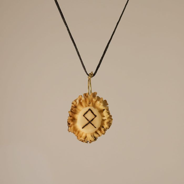 Wisiorki z poroża z runami nordyckimi