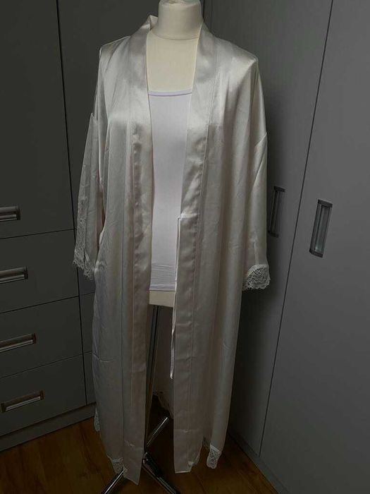 Victoria's Secret Długi satynowy szlafrok z koronką