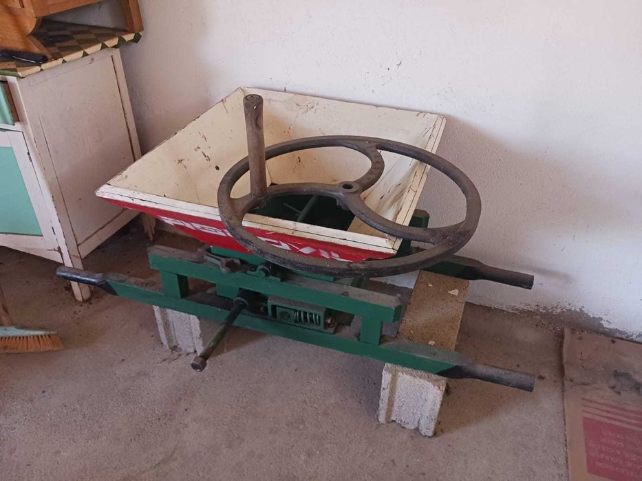 Esmagador de uva manual em muito bom estado