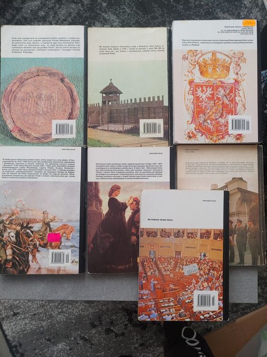 Podręczniki historia czarne grzbiety