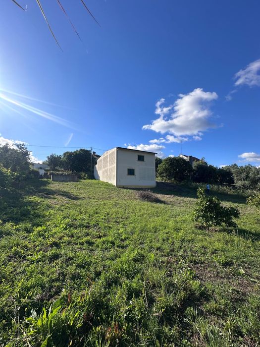 Garagem com 1.200 m² de Terreno e Furo em Carvalhal, Abrantes | Potencial para transformação em Moradia