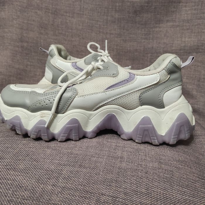 Buty sportowe na platformie