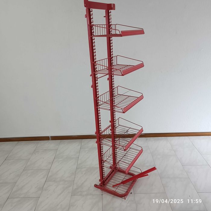 Prateleiras entrada supermercado