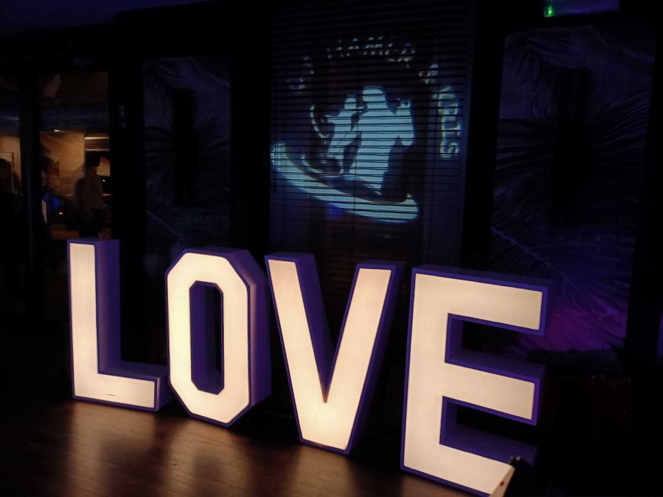 Biały miś  na imprezę lub dwa misie, DJ-ej , napis love.