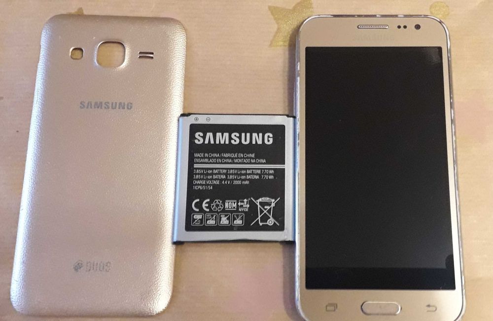Samsung  SM-J200