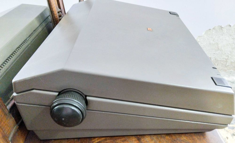 Máquina de escrever elétrica Triumph Adler (TA) Gabriele 9009