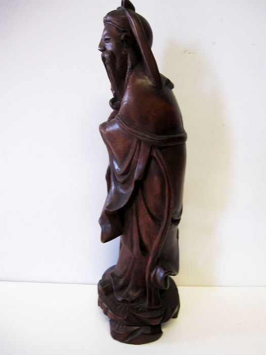 antiga escultura de um sábio asiático esculpido em madeira