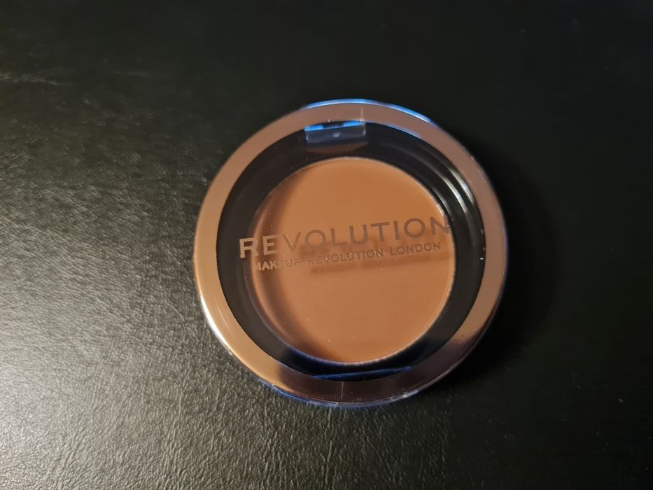 Puder do konturowania Revolution, warm