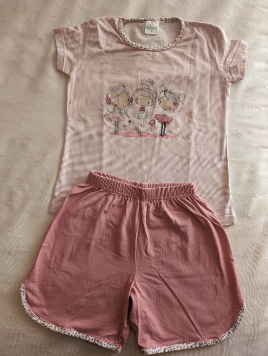 Pijama de menina em estado novo