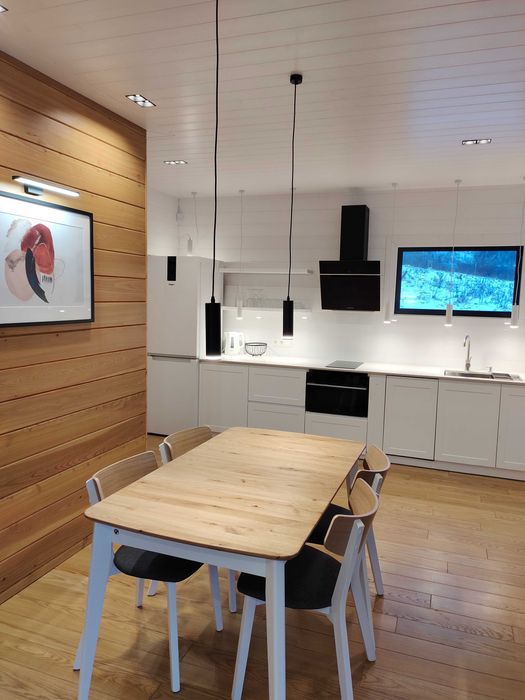 Шикарный сучасный котедж з мальовничими краєвидами гори Карпати є чан