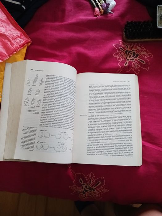 Livro "Microbiologia" de Pelczar