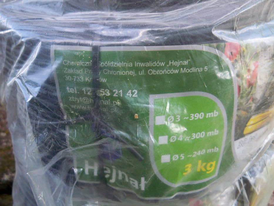 Wężyk sadowniczy firmy Hejnał do wiązania drzewek i innych roślin.