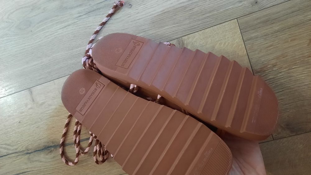 Sandały rzymianki wiązane na grubej podeszwie