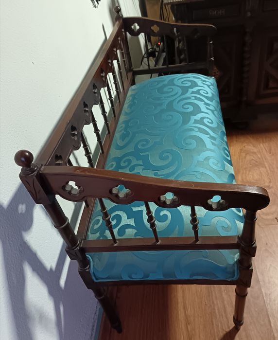 Canapé antigo restaurado de novo