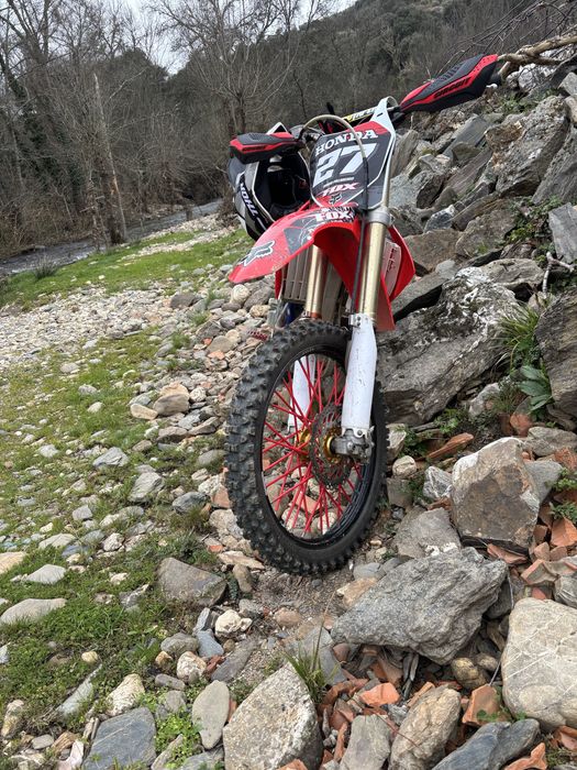 Moto crf 250r bem estimada