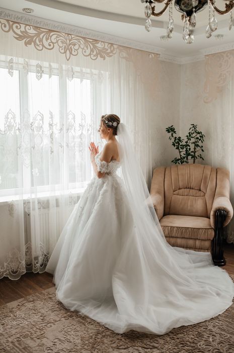 Весільна сукня.