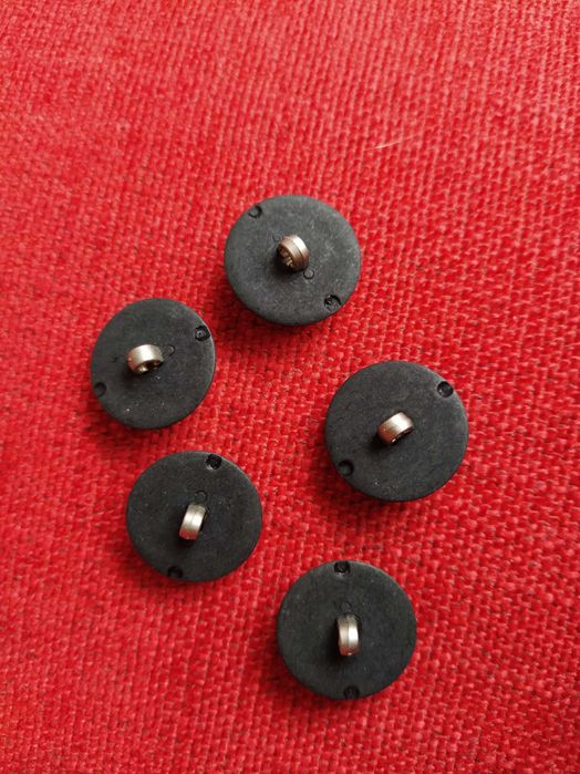 Conj. 5 Botões Forrados Tecido 2,3cm diâmetro preto e dourado pé metal