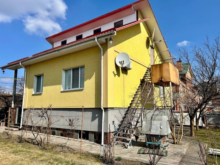 Продам будинок з гаражем і укриттям в центрі Бучі