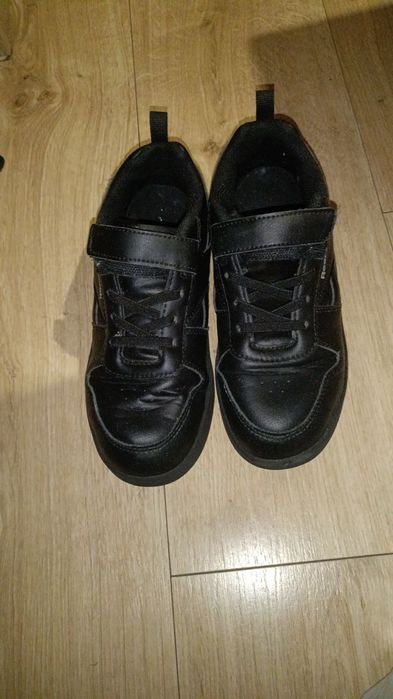 Czarne adidasy dla chłopca