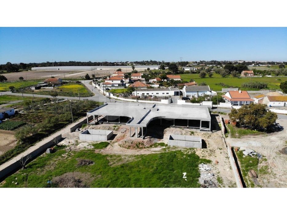 Moradia moderna térrea c/ piscina e jardim
