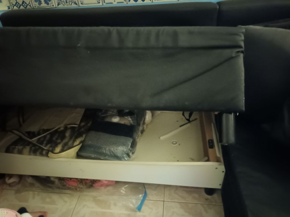 Sofá chaise long, com cama e arrumação