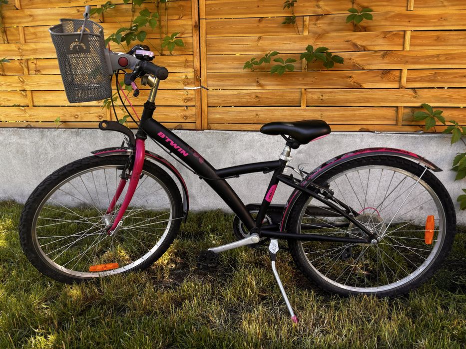Rower dziecięcy B'Twin 24" z koszykiem – czarno-różowy